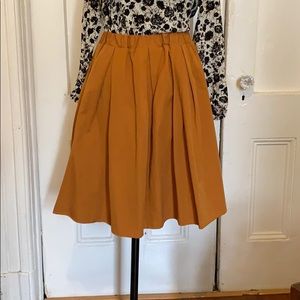 High quality gathered mid length skirt
